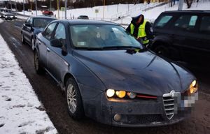 policjant przy drodze podczas kontroli drogowej