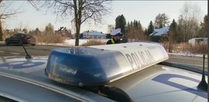 policjant przy drodze z miernikiem prędkości