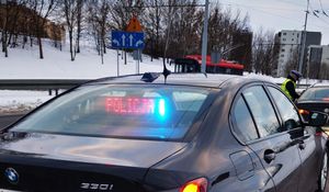 policjant przy drodze podczas kontroli drogowej