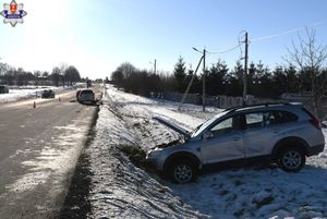pojazd w rowie, kolejny pojazd po kolizji na drodze