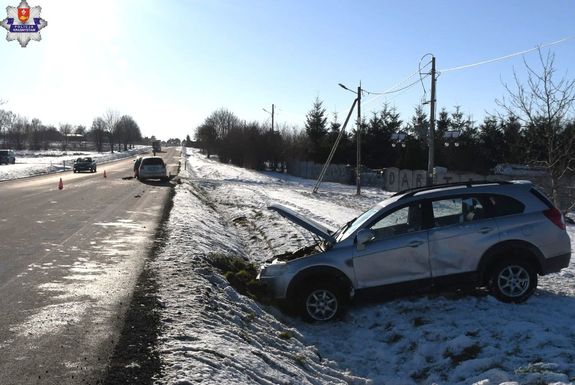 pojazd w rowie, kolejny pojazd po kolizji na drodze