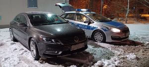 samochód osobowy obok radiowóz podczas kontroli drogowej