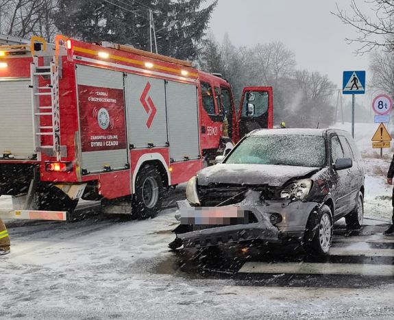 Honda z uszkodzeniami po zderzeniu obok wóz strażacki