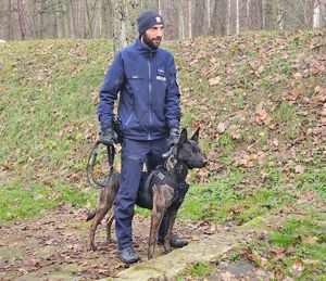 policyjny przewodnik z psem służbowym