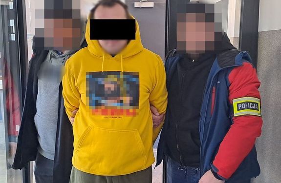 policjanci prowadzą zatrzymanego