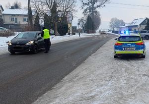 policjant prowadzi akcje Trzeźwość
