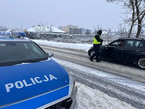 policjant kontroluje kierowców podczas akcji Trzeźwość
