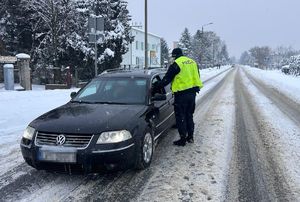 policjant kontroluje kierowców podczas akcji Trzeźwość