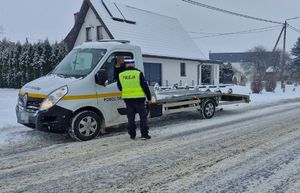 policjant kontroluje kierowców podczas akcji Trzeźwość