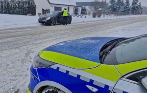 policjant kontroluje kierowców podczas akcji Trzeźwość