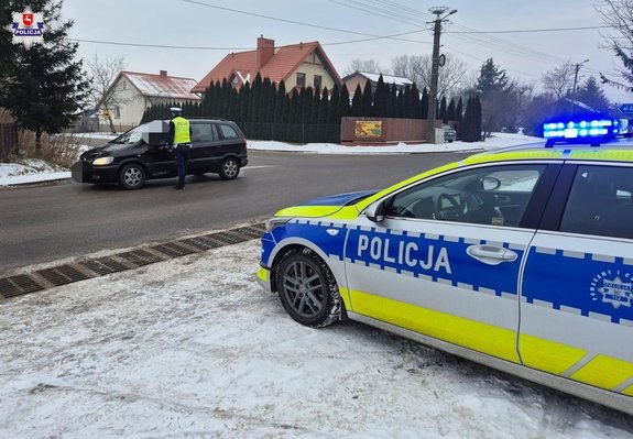 zatrzymany do kontroli kierujący Ople. Obok radiowóz policji