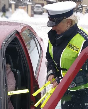 policjanci rozdają odblaski kierującym