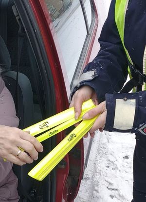 policjantka rozdaje odblaski kierującym