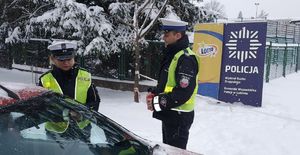 policjanci rozdają odblaski kierowcom