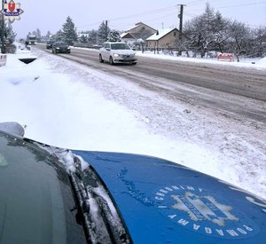 radiowóz policji przy drodze