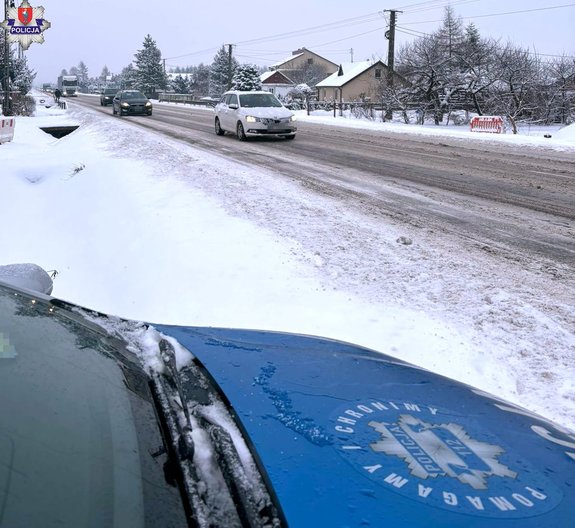 radiowóz policji przy drodze