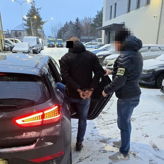 prowadzony przez policjanta mężczyzna