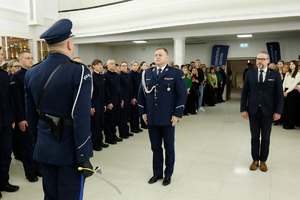 Dowódca uroczystości składa meldunek Komendantowi Wojewódzkiemu Policji w Lublinie inspektorowi Tomaszowi Gilowi.