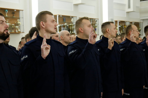 Nowi policjanci wypowiadają słowa roty ślubowania.