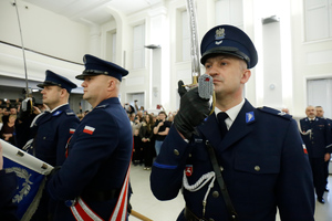 Funkcjonariusze Pocztu Sztandarowego z szablami w dłoni.