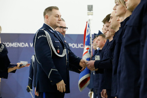 Komendant Wojewódzki Policji w Lublinie wraz z Pierwszym Wicewojewodą Lubelskim wręczają legitymacje nowym policjantom.