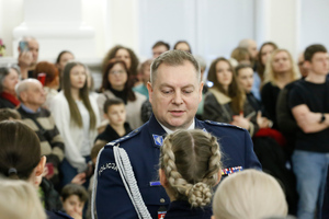 Komendant Wojewódzki Policji w Lublinie  wręczają legitymacje nowym policjantom.