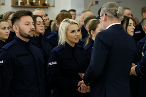 Pierwszy Wojewoda Lubelski gratuluje policjantce wstąpienia w szeregi policji.