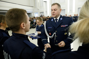 Komendant Wojewódzki Policji w Lublinie wręcza legitymację nowej policjantce.