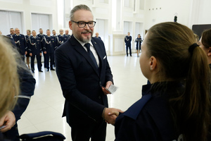 Pierwszy Wicewojewoda Lubelski gratuluje policjantce wstąpienia w szeregi policji.