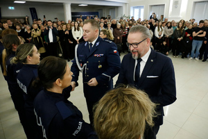 Komendant Wojewódzki Policji w Lublinie wraz z Pierwszy Wicewojewodą Lubelskim wręczają legitymacje nowym policjantkom.