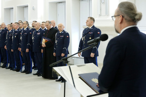 I Wicewojewoda Lubelski Pan Wojciech Wołoch przemawia do zgromadzonych gości. W drugim planie widzimy kadrę kierowniczą lubelskiej policji.