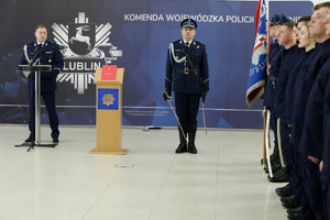 Komendant Wojewódzki Policji w Lublinie inspektor Tomasz Gil przemawia do zgromadzonych gości.