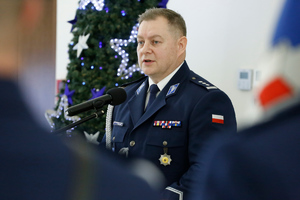 Komendant Wojewódzki Policji w Lublinie inspektor Tomasz Gil przemawia do zgromadzonych gości.