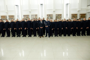 Wspólne zdjęcie Komendanta Wojewódzkiego Policji w Lublinie oraz Pierwszego Wicewojewodę Lubelskiego z nowymi policjantami.