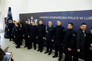 Wspólne zdjęcie kierownictwa z nowymi policjantami.