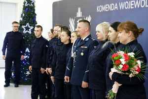 Wspólne zdjęcie kierownictwa z nowymi policjantami.