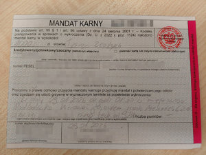 formularz mandatu karnego wypełniony z częściowo zablurowanymi danymi