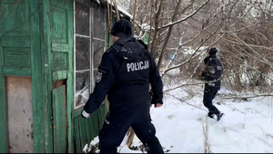 Policjanci sprawdzają altankę pod kątem przebywania tam osób zagrożonych wychłodzeniem