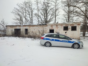 radiowóz policyjny stoi przed pustostanem