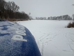 policjanci patrolują zbiorniki wodne
