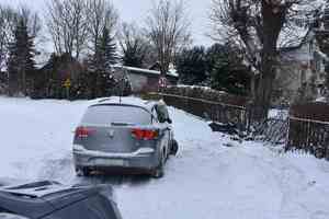 uszkodzony płot i auto