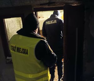 funkcjonariusze pomagają bezdomnym