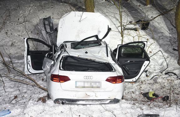 Audi w rowie po wypadku