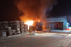 strażacy podczas gaszenia pożaru