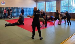 policjanci ćwiczą na matach