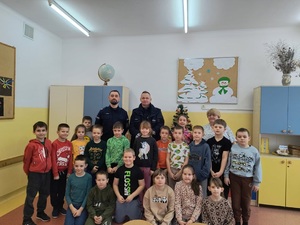policjanci i dzieci na wspólnej fotografii