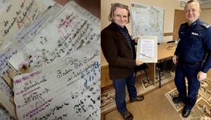 przekazane dokumenty archiwalne, komendant lubartowskiej komendy wręczający podziękowanie darczyńcy.