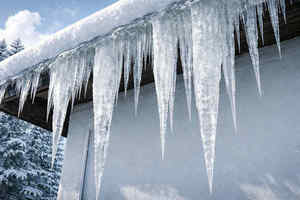 sople lodu przy rynnie