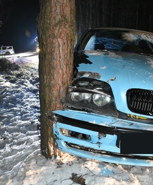 przód samochodu widoczne uszkodzenie i uderzenie w drzewo