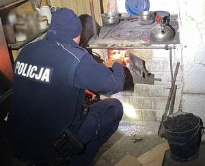 dzielnicowy w domu potrzebującego pomocy